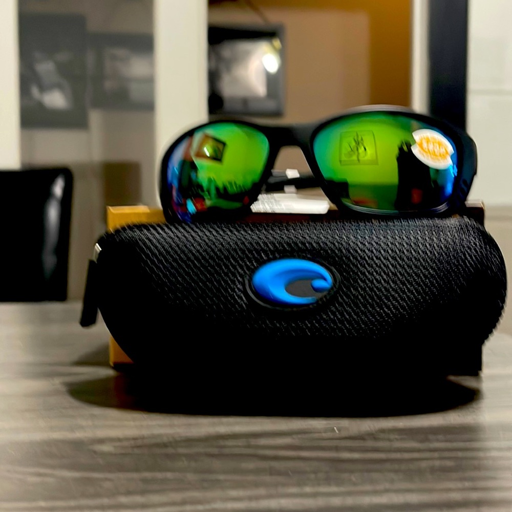 Costa Mens Fisch sunglasses NWT